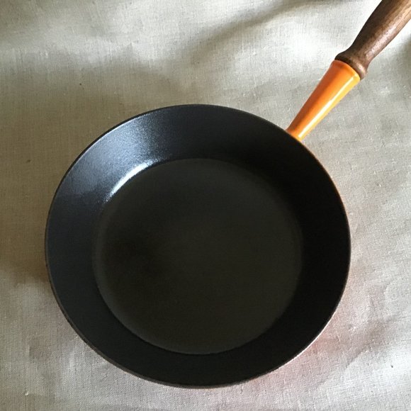 Le Creuset 24 Flame Enameled Cast Iron Frying Pan / Skillet Wood Handle - Picture 5 of 10